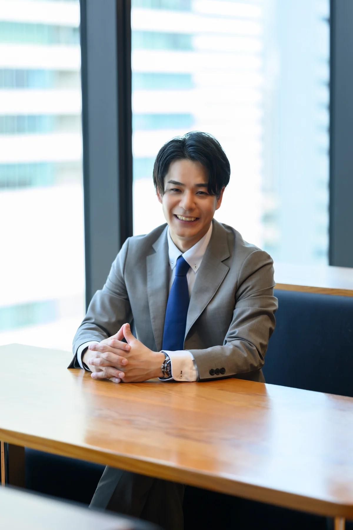 オフィスで微笑むデジライズ代表・茶圓将裕